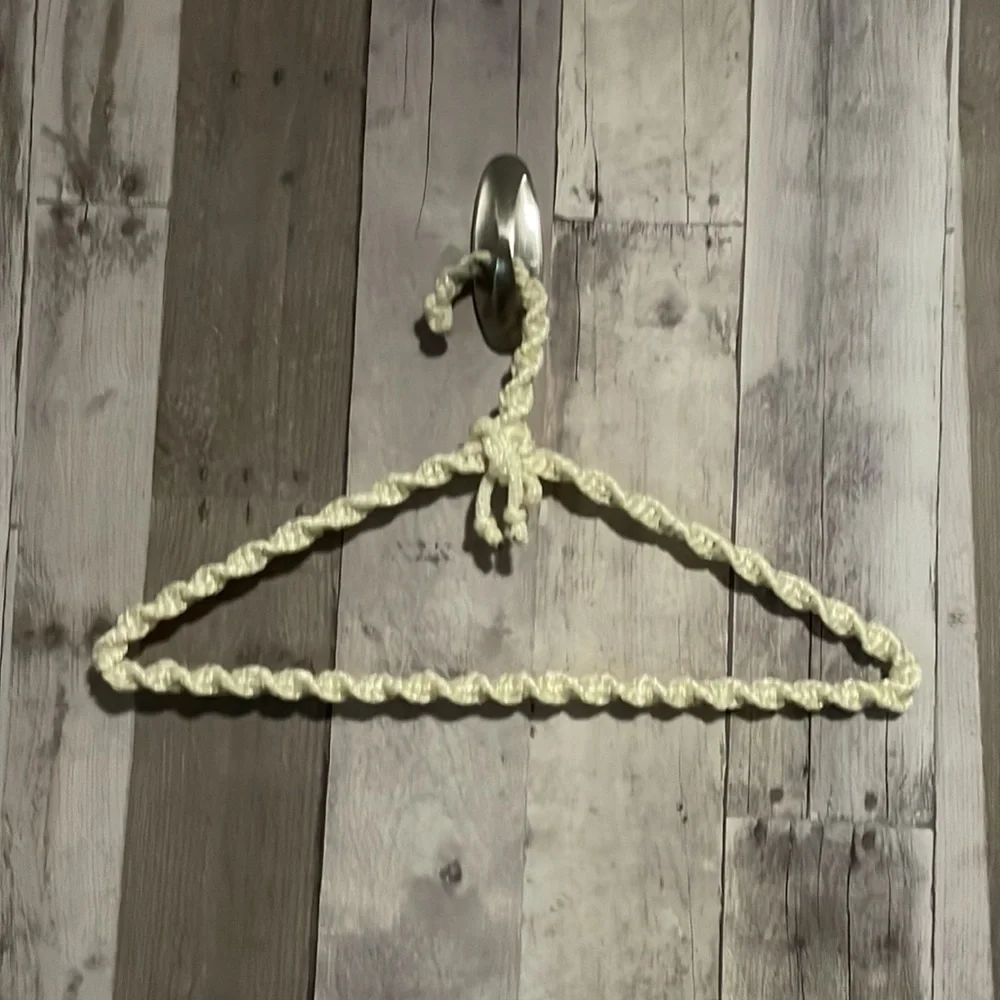 Yarn Wrapped Clothes Hangers (6)